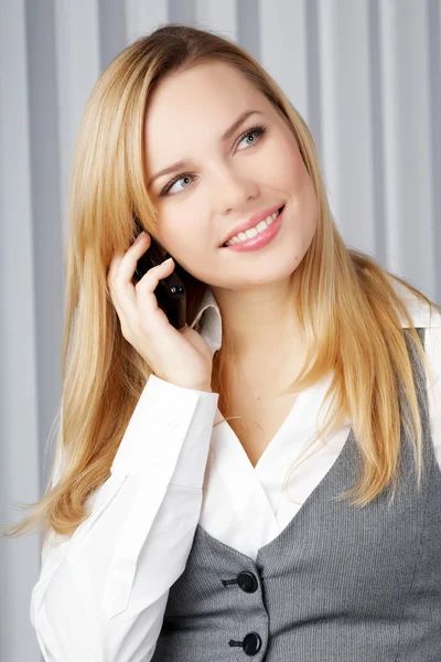 Kvinnan talar med mobiltelefon — Stockfoto