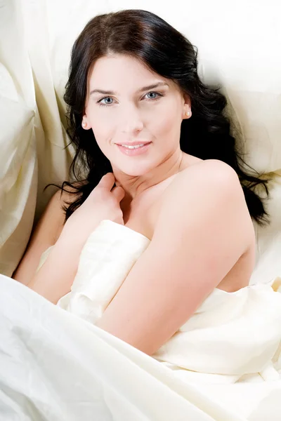 Mujer sexy acostada en la cama — Foto de Stock