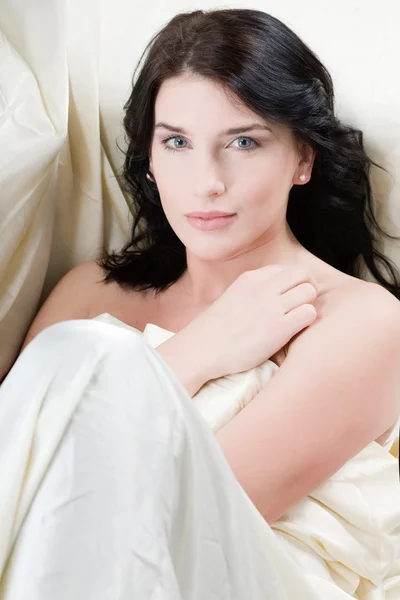 Sexy Frau liegt im Bett — Stockfoto