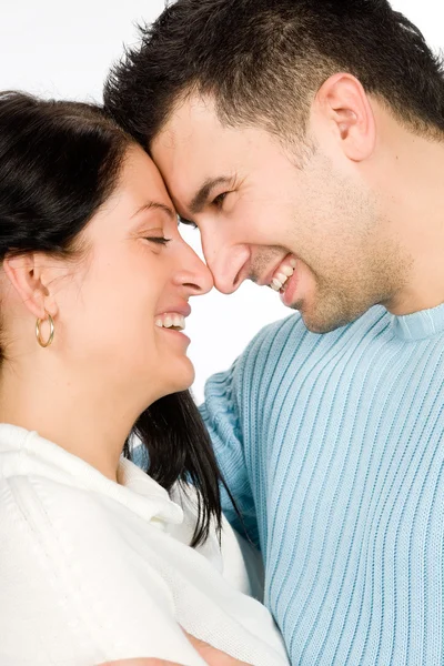 Счастливая улыбающаяся пара, изолированная на белом — стоковое фото