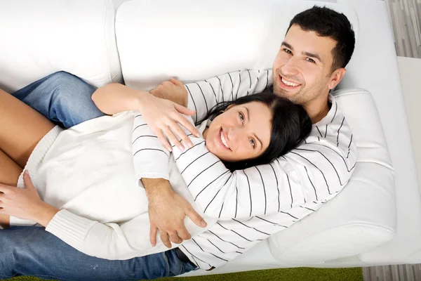 Счастливая пара, лежащая на диване — стоковое фото