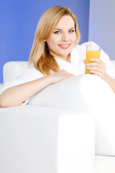 Portrait of beautiful woman drinking ora — Stock Photo, Image
