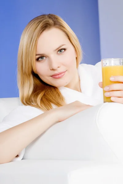 Porträtt av kvinna med apelsinjuice — Stockfoto