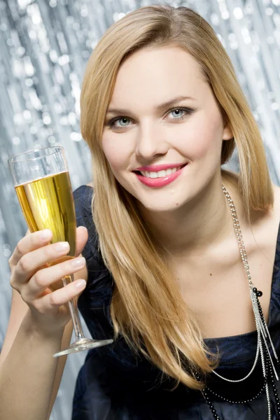 Donna sorridente con bicchiere di champagne — Foto Stock