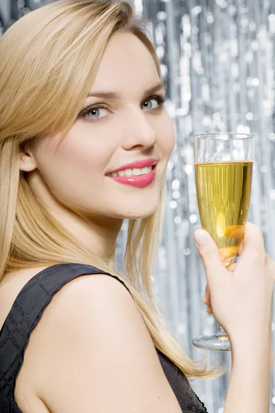 Femme souriante avec verre de champagne — Photo