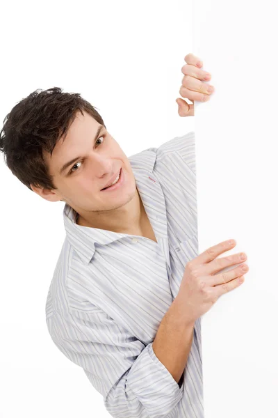Улыбающийся человек держит пустой рекламный щит — стоковое фото