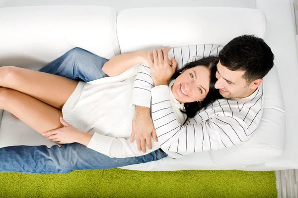 Glückliches Paar liegt auf Couch — Stockfoto