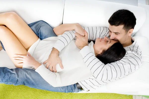 Paar liegt auf Couch — Stockfoto