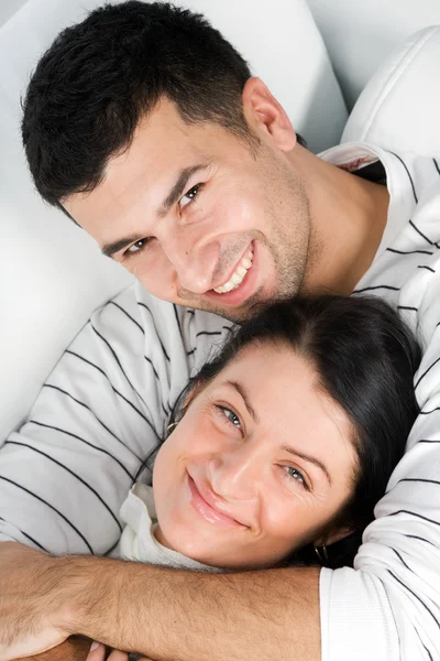 快乐对年轻夫妇 免版税图库照片