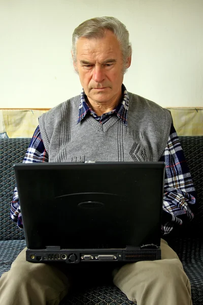 Old man wirh laptop — Stock Photo, Image