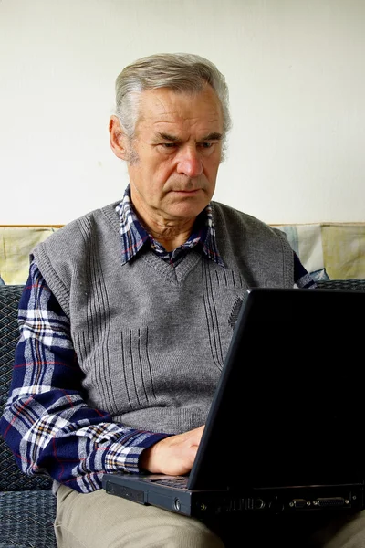 Viejo con portátil — Foto de Stock