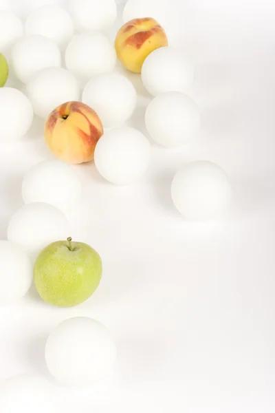 Sfere bianche e frutta — Foto Stock