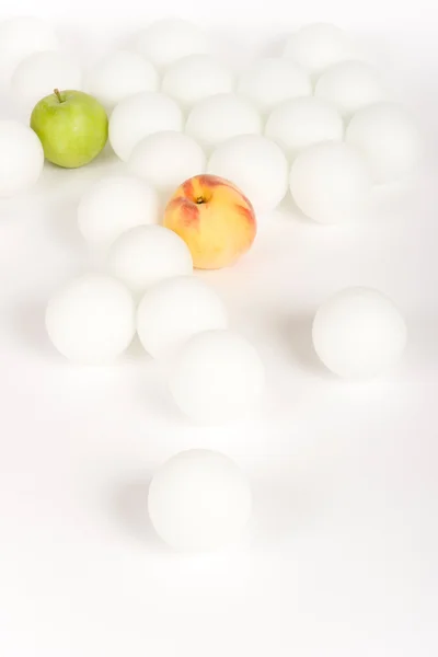 Белые сферы и фрукты — стоковое фото