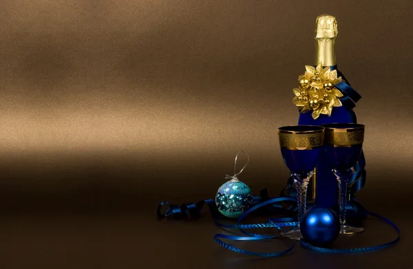 Новогоднее шампанское и бокалы Лицензионные Стоковые Изображения