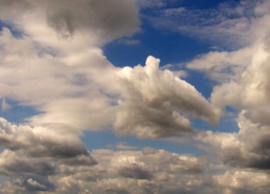 Mavi gökyüzü üzerinde Cumulus bulutu