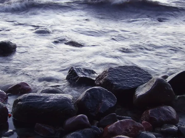 Камни и вода — стоковое фото