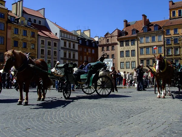 Вагоны в Старом городе Варшавы, Польша — стоковое фото