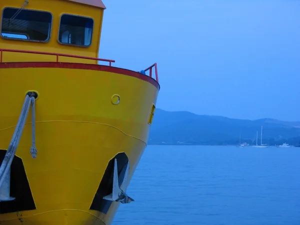 Barco amarillo en fondo azul Imagen de archivo