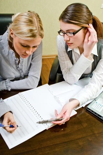 Two women works in the team — Stock Photo, Image
