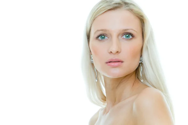 Porträtt av vackra unga blonda kvinnan med gr — Stockfoto