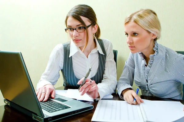 Two women work in team — Stock Photo, Image