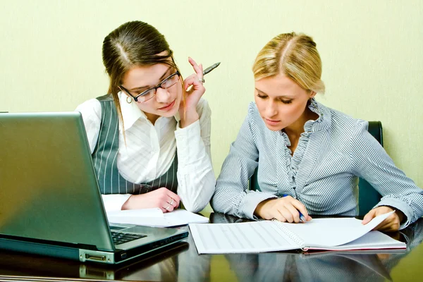 Two womans work in team — Stock Photo, Image