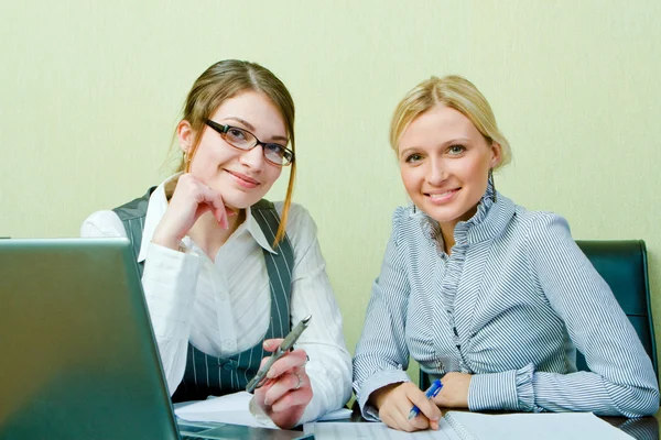 Twee vrouwen werken in team — Stockfoto