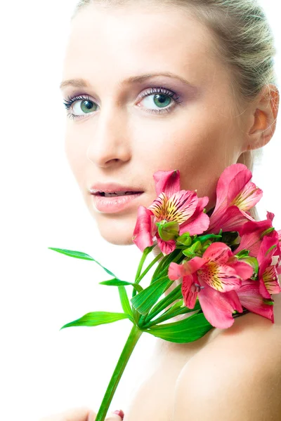 Vackra nacked flicka med blommor — Stockfoto
