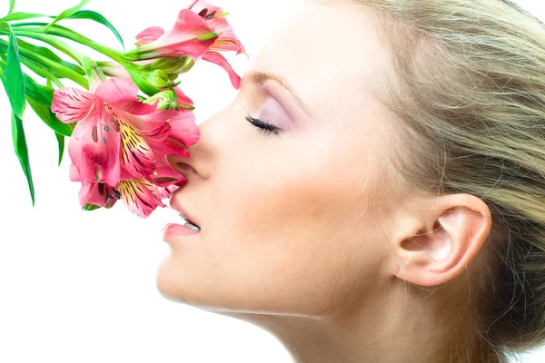Nacked piękna dziewczyna z kwiatami — Zdjęcie stockowe