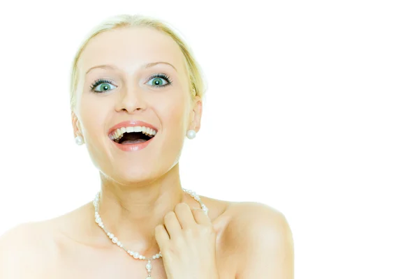 Портрет молодой счастливой женщины с ожерельем — стоковое фото
