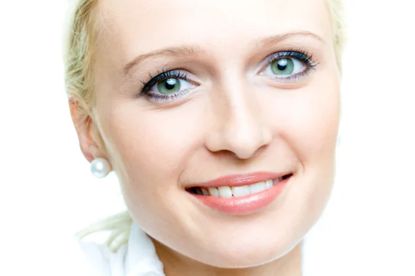 Portret van de jonge lachende blonde vrouw — Stockfoto