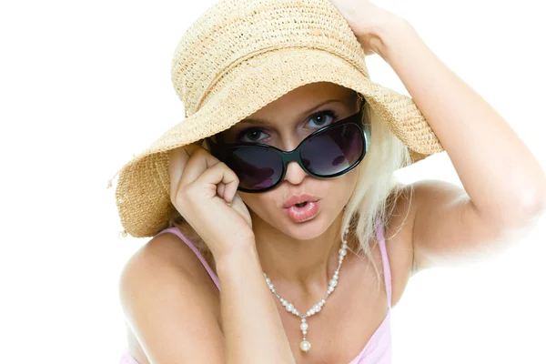 Portret van de jonge blonde vrouw in hoed en su — Stockfoto