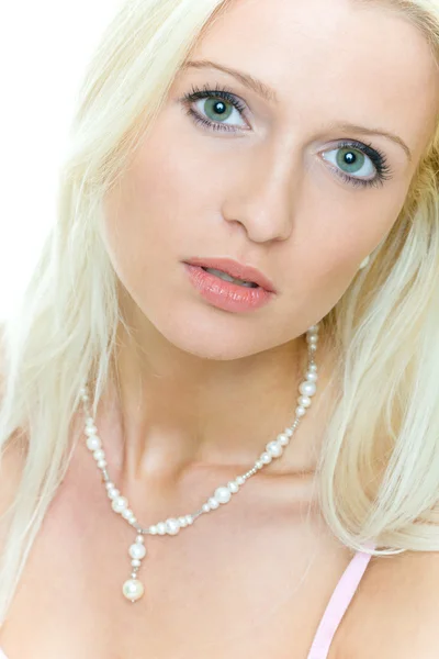 Portret van de jonge ernstige blonde vrouw — Stockfoto