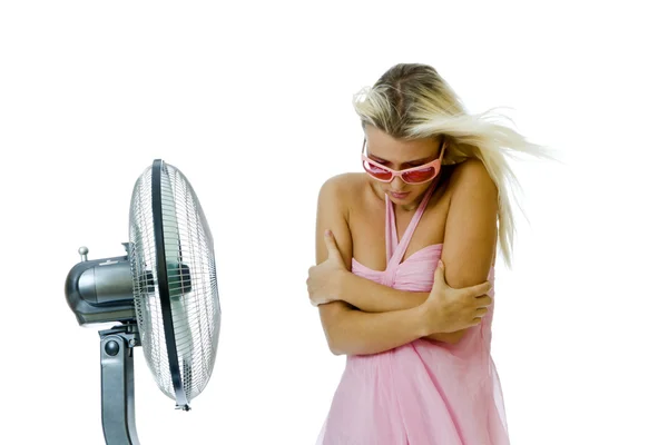 Femme mignonne gèle derrière un ventilateur — Photo