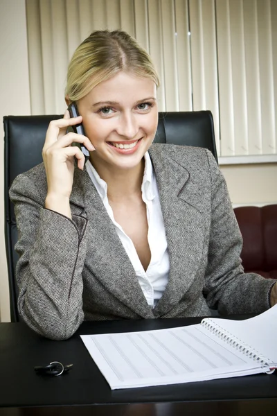 Συζητήσεις για επιχειρήσεις γυναίκα μέσω τηλεφώνου. — Φωτογραφία Αρχείου