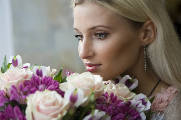 Жіночий портрет з квітами . — стокове фото