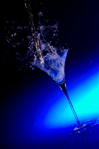 Glas mit Splash und Stream — Stockfoto