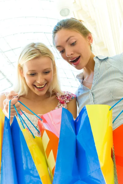 Dos mujeres con bolsos en las compras . — Foto de Stock
