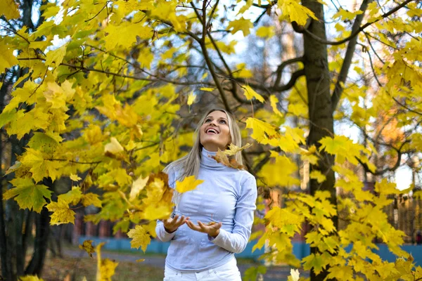 秋の公園で幸せな女 ロイヤリティフリーのストック写真