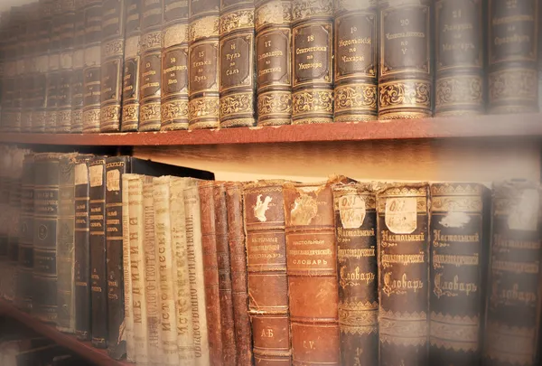 Old books on the shelf — Stock Photo, Image