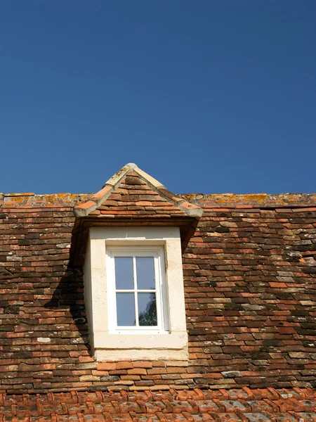 Venster dak en blauwe hemel — Stockfoto