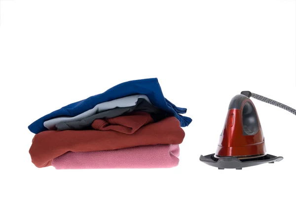 Isoliertes Dampfbügeleisen und Hemden stapeln — Stockfoto