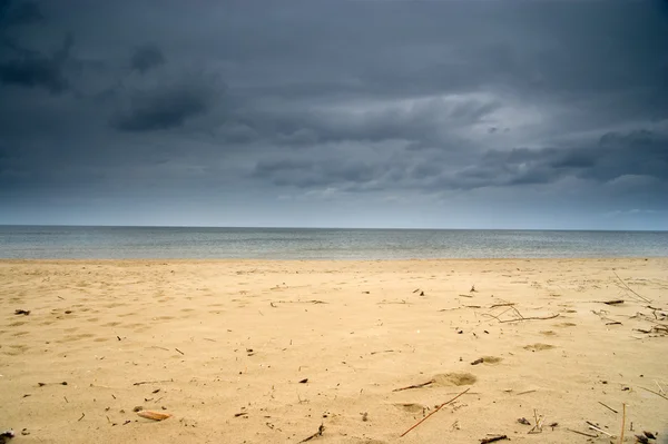 Пустой пляж и драматическое небо, Польша — стоковое фото