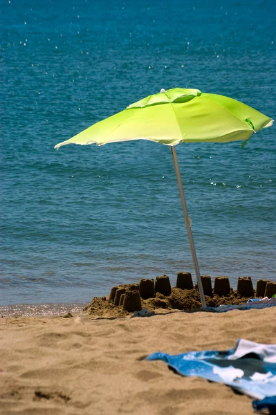 Ombrellone sulla spiaggia — Foto Stock
