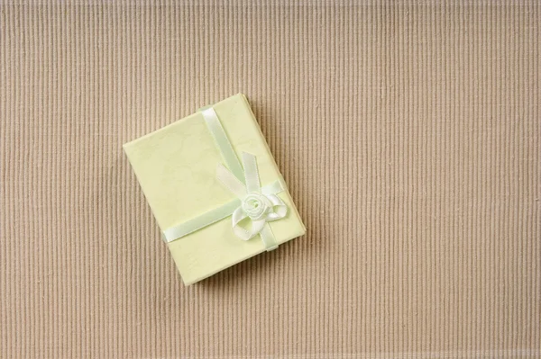 Green mini gift box with ribbon — Stock Photo, Image