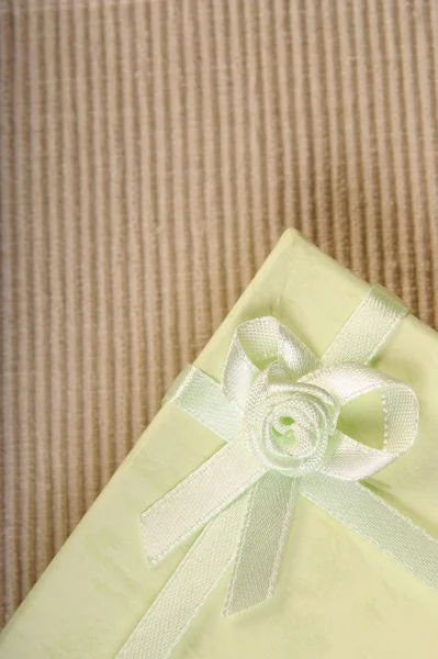 Mini coffret cadeau vert avec ruban — Photo