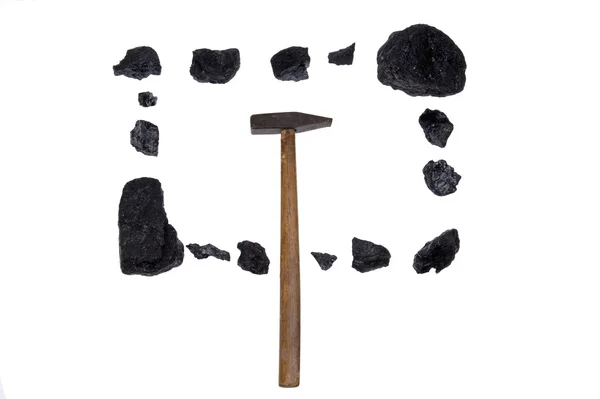 Изолированный уголь молотком, углеродные наггетсы — стоковое фото