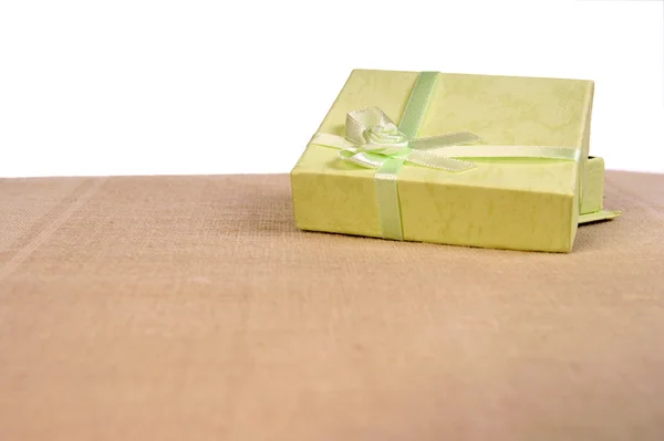 Mini confezione regalo verde con nastro — Foto Stock