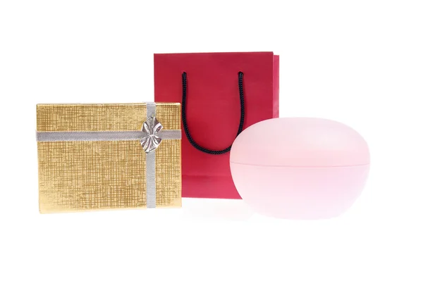 Bolso de papel rojo y caja de regalo de oro con lazo — Foto de Stock