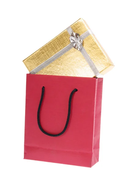 Bolso de papel rojo y caja de regalo de oro con lazo —  Fotos de Stock